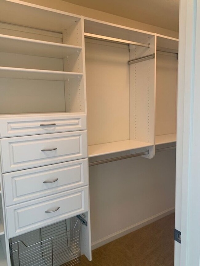 Building Photo - GORGEOUS MODERN 3BR 3BA TOWNHOUSE IN BEAUT...
