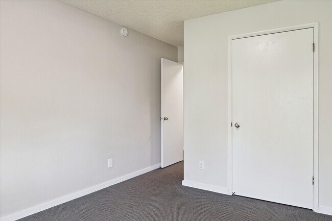 Building Photo - Pre-Lease Aug 2025 Remodeled 2 Bedroom 1 B...