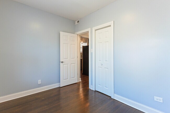 Building Photo - 7710 S Ridgeland Ave