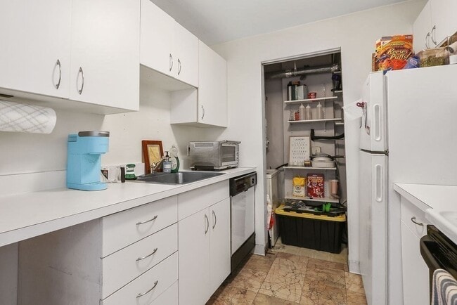 Building Photo - 128 Tudor St