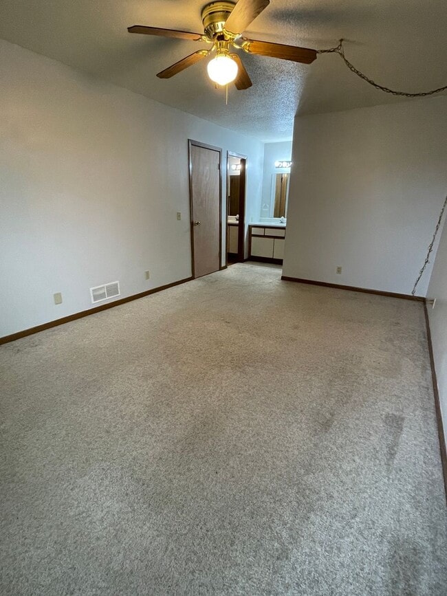 Building Photo - 4 Bedroom, 2 Bath Home for Rent