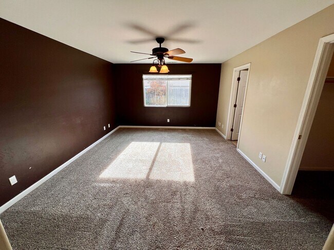 Building Photo - $2,295 Fowler & Ashlan, 4 bedroom - E Hamp...