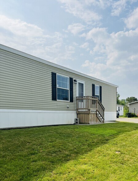 Building Photo - 9356 River Dr