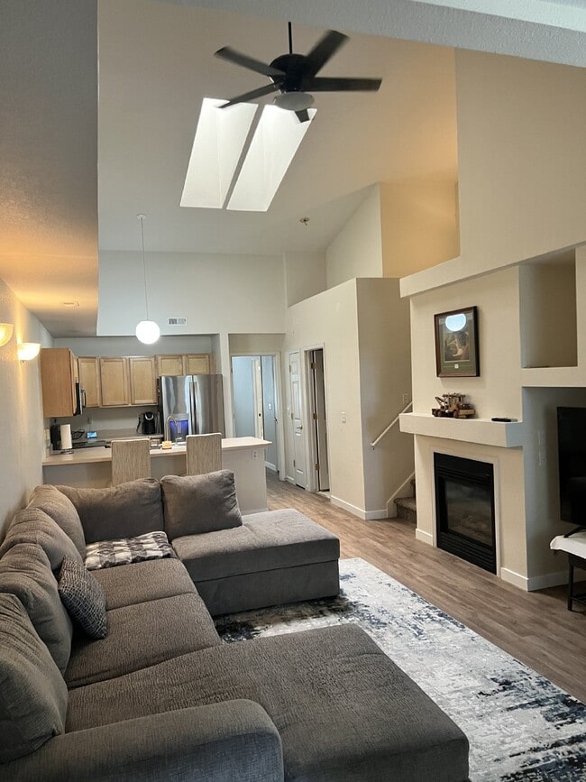 Building Photo - Beautiful Condo in Steeplchase!