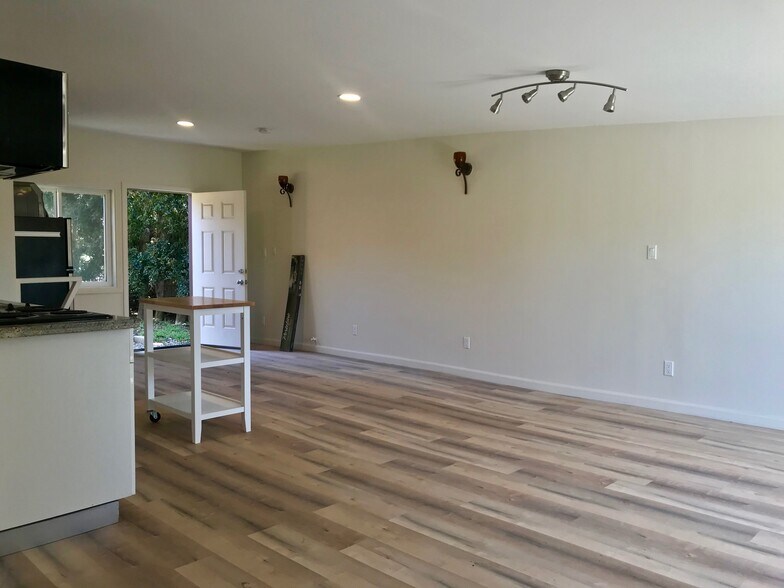 open floor plan studio - 1237 N Commonwealth Ave
