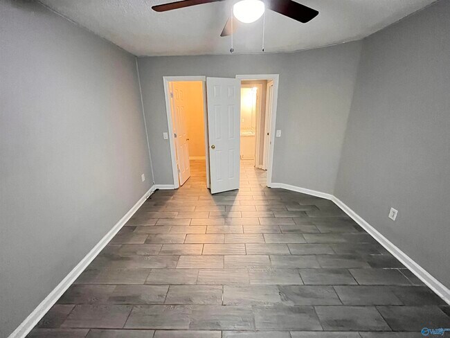 Building Photo - 130 Cresent Circle