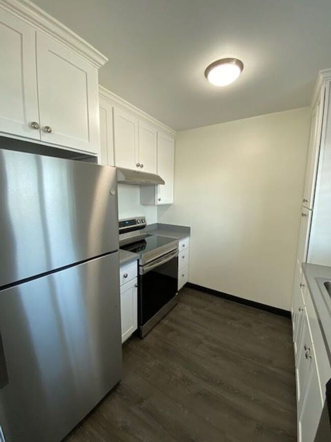 Building Photo - Upstairs beautifully renovated 1 bedroom 1...