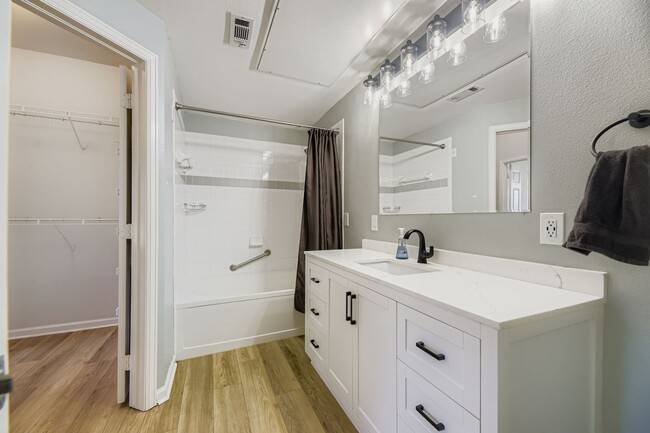 Building Photo - Charming 1 bed/1 bath Condo with Garage- Gated Community with Pool and Fitness Center