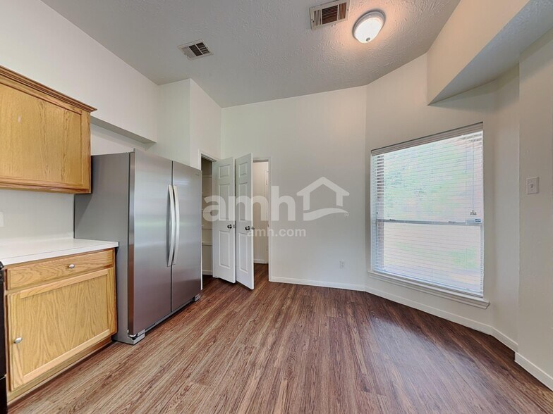 Building Photo - 9710 Sundew Dr