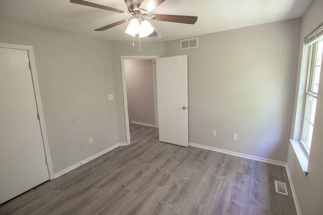 Building Photo - 1425 Greensboro Dr