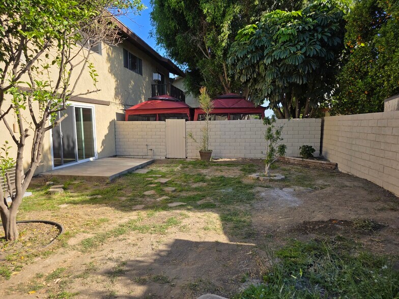 Building Photo - 14747 Woodruff Ave