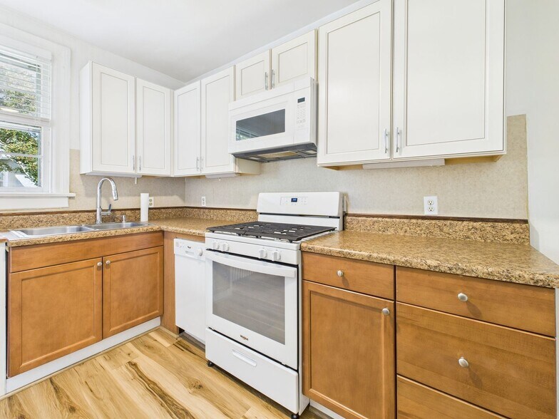Building Photo - 2802 Dupont Cir