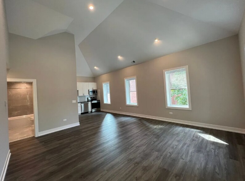 Building Photo - 4851 N Claremont Ave