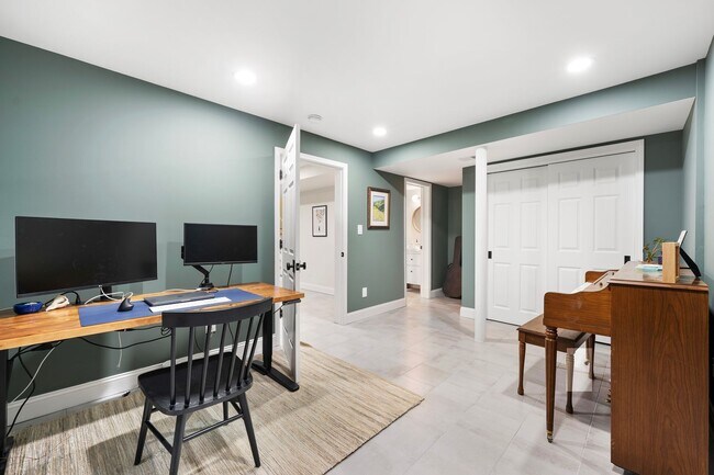 Building Photo - Modern Upgraded 4 Bed 3.5 Bath Home in SW ...