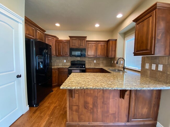 Building Photo - Lawn Care included!  4 bed 2.5 bath Neighb...