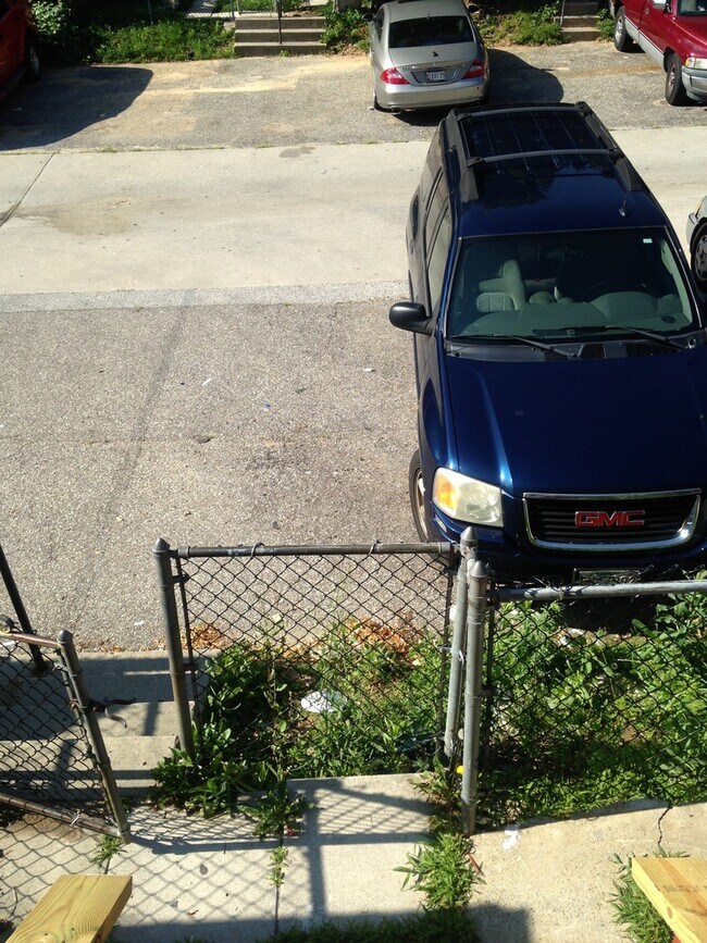 Building Photo - 3 BEDROOM REMODELED UNIT!