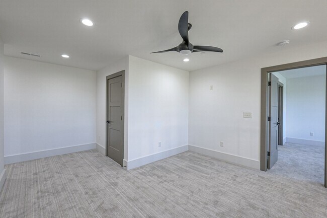 Building Photo - 1025 Southwalk Dr