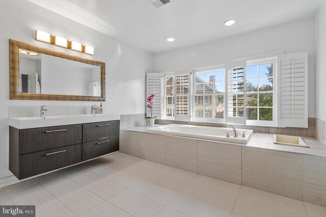 Building Photo - 7953 Turncrest Dr
