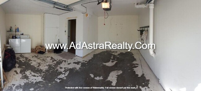 Building Photo - Beautiful Remodeled South KCMO Townhome-Av...