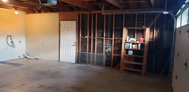 Building Photo - *DO NOT DISTURB TENANTS- 4 bedroom 2 bath home w/POOL!!