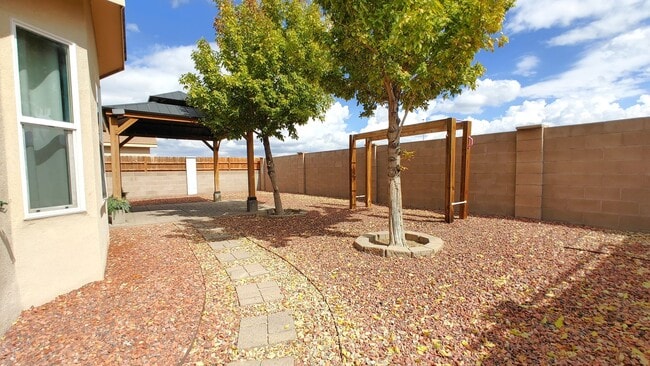 Building Photo - Large 3 Bedroom 2.5 Bathroom Located In Th...