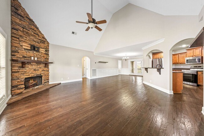 Building Photo - Pet Friendly Three Bedroom with Bonus!