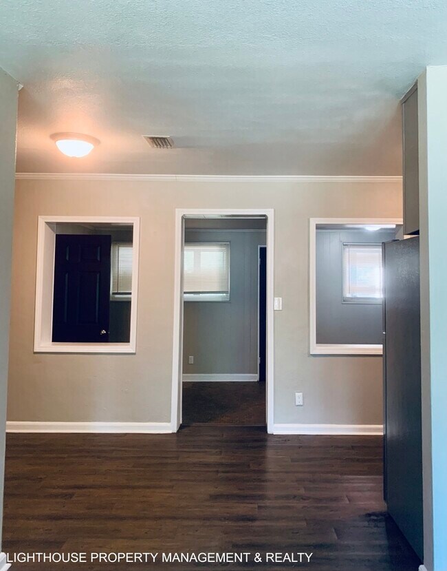 Building Photo - Large 4 Bed/2 Bath House with Carport & Fe...