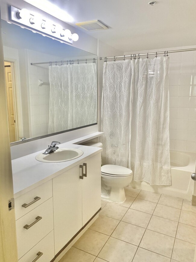 Building Photo - 630 S Sapodilla Ave