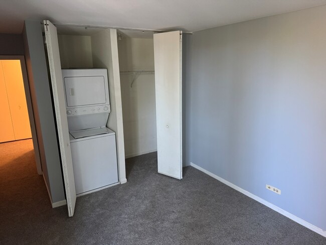 Building Photo - 5950 Oakwood Dr