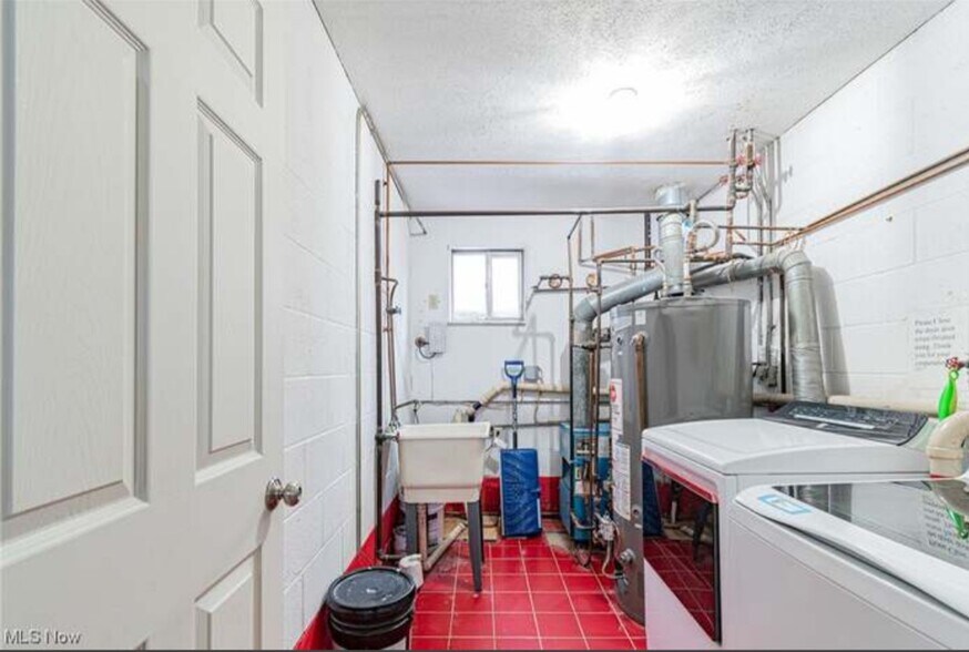 Laundry room - 365 Argyle Ave