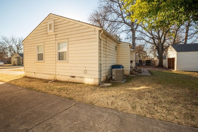 Building Photo - Beautiful Brookside duplex unit - NO PETS