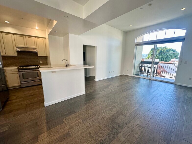 Building Photo - 1625 Granville Ave