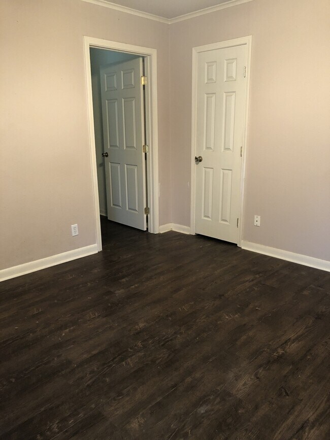 Building Photo - *3/2*SOUTHERN HILLS/SOUTHWOOD*FRESH PAINT*