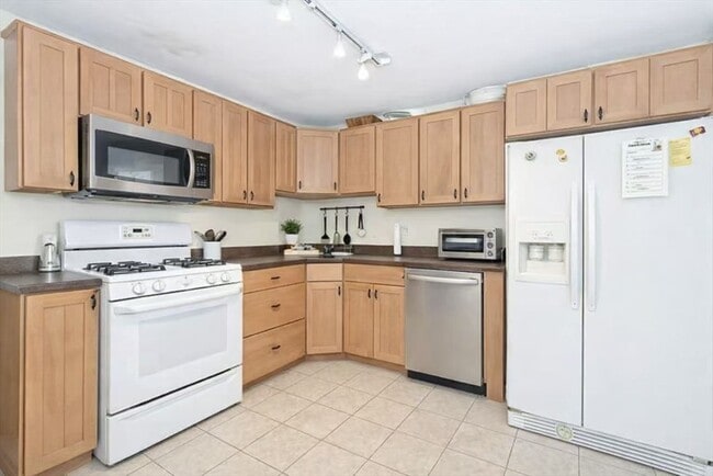 Building Photo - 198 Cohasset St