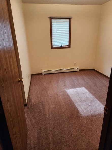 Bedroom - 1 - 4434 Manhattan W