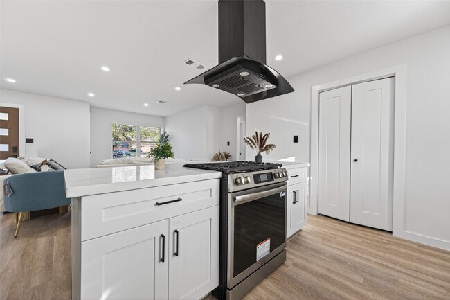 Building Photo - 6621 Jason St