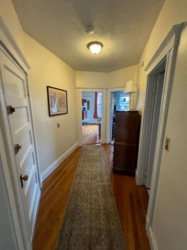 Building Photo - Awesome two bedroom in Cleveland Circle