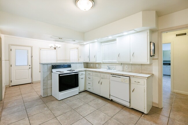 Building Photo - 4 Bedroom in Tech Terrace