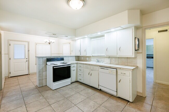 Building Photo - Large 3 bedroom in Tech Terrace