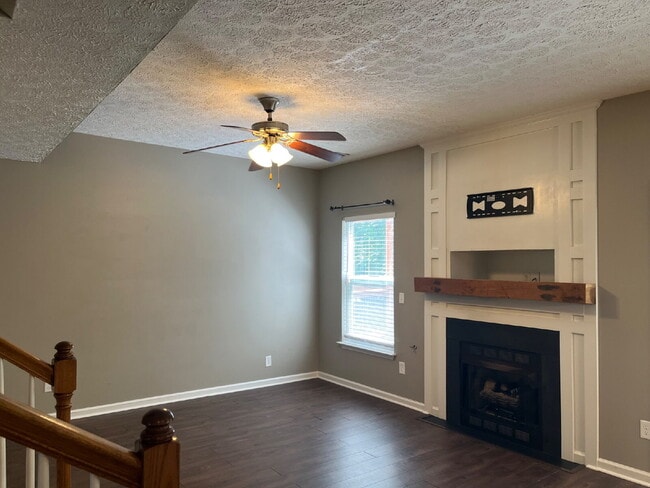 Building Photo - "Spacious 3-Bedroom Townhouse Retreat with Fireplace & Hardwood Floors in Antioch!"