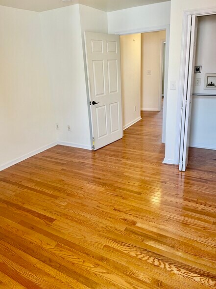 Main Bedroom - 604 Gerritt St