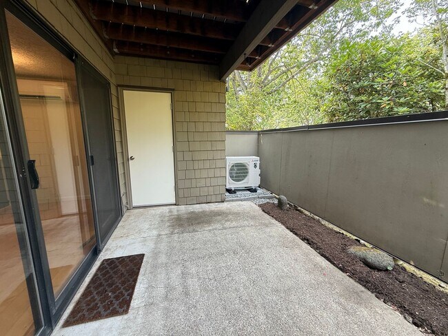 Building Photo - 11 Crestfield Ct