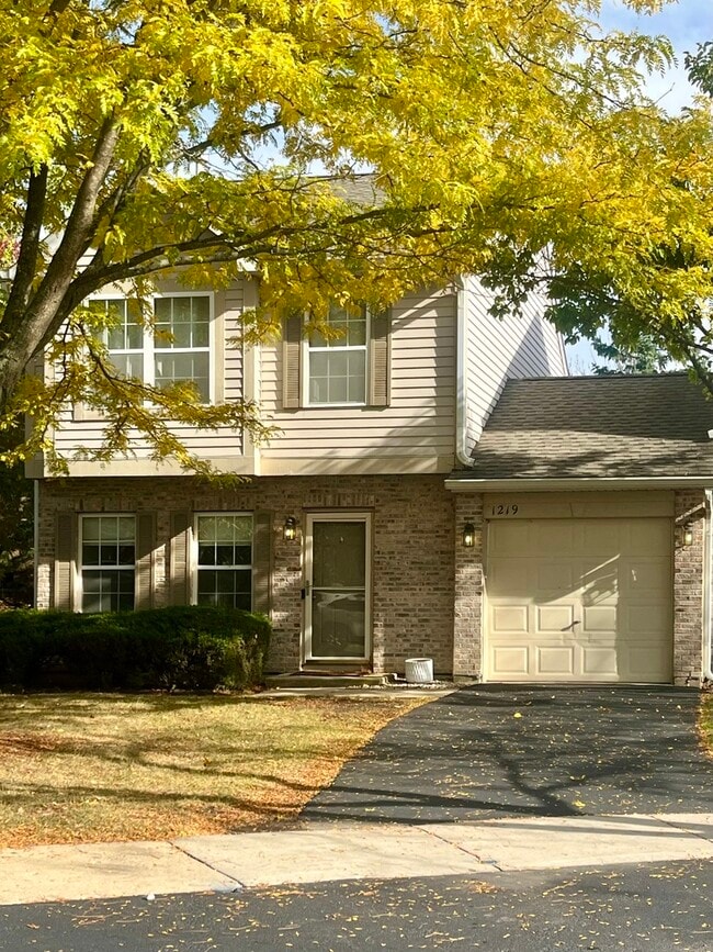 Building Photo - 1219 N Village Dr