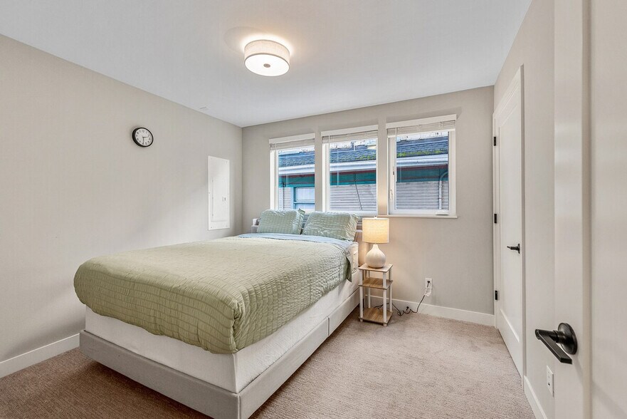 Building Photo - 305 18th Ave