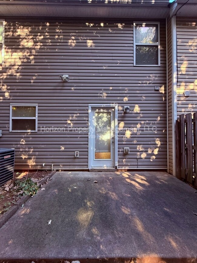 Building Photo - 1593 Little Creek Dr