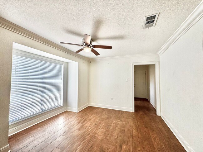 Building Photo - 5016 Five Frks Dr