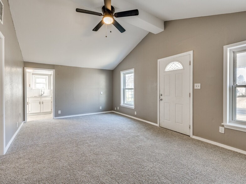 Living Room - 453 S 50th West Ave