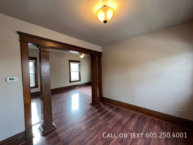 Building Photo - 4 Bedroom 2 Bathroom w/ Single Stall Garag...