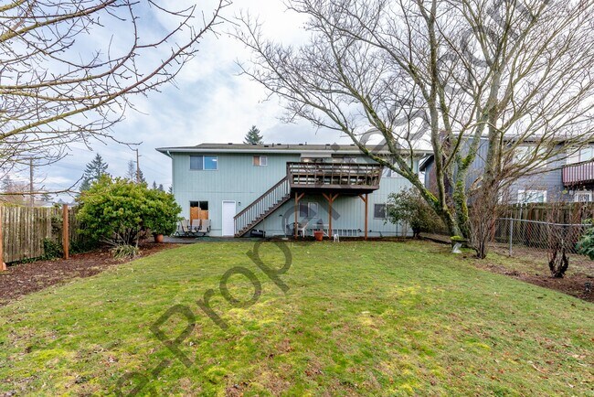 Building Photo - 4 bedroom 2.5 bathroom Home