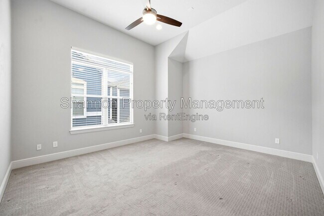 Building Photo - 1204 W 16th St